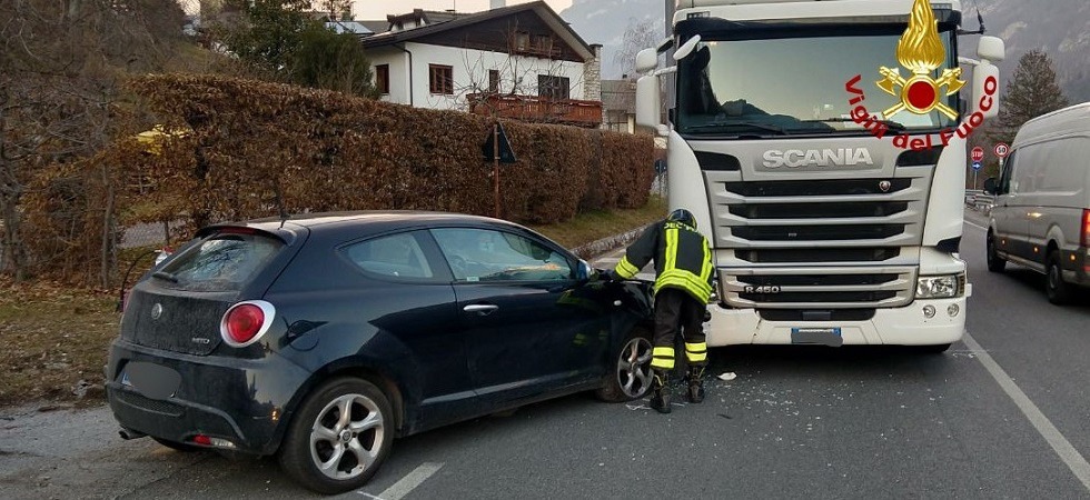 Scontro frontale tra l’Alfa e un mezzo pesante: il conducente dell’auto trasportato in ospedale